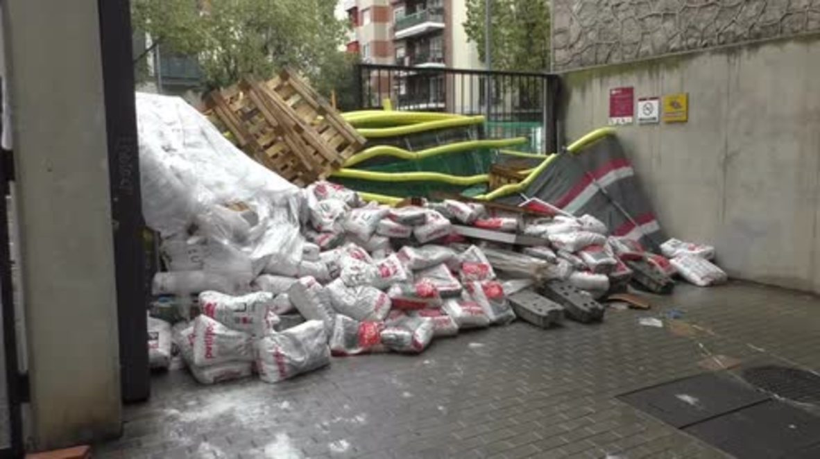 Spain: Voters build barricade outside polling station to prevent police from confiscating ballots