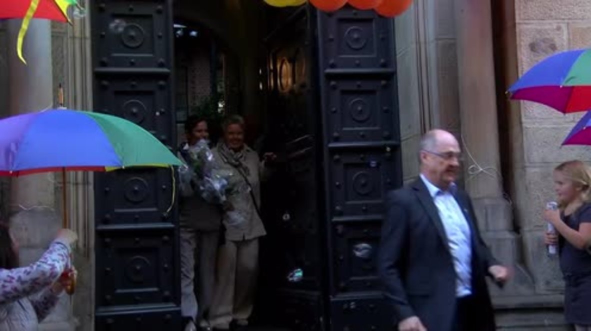 Germany: Gay couples tie the knot in Hannover as equal marriage law takes effect