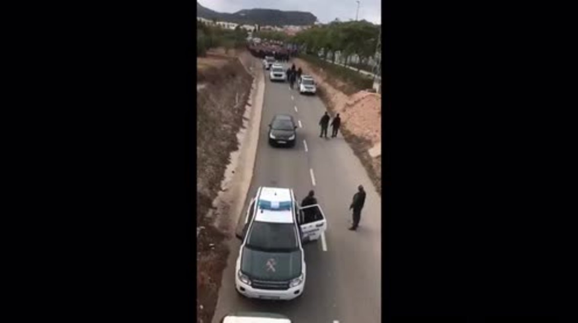 Spain: Police chased out of Catalan town by angry crowd
