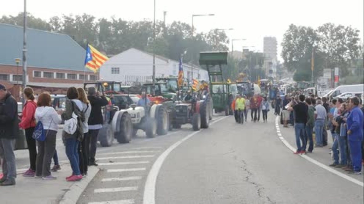 Spain: Pro-Catalan farmers cut road N240 with 100 tractors
