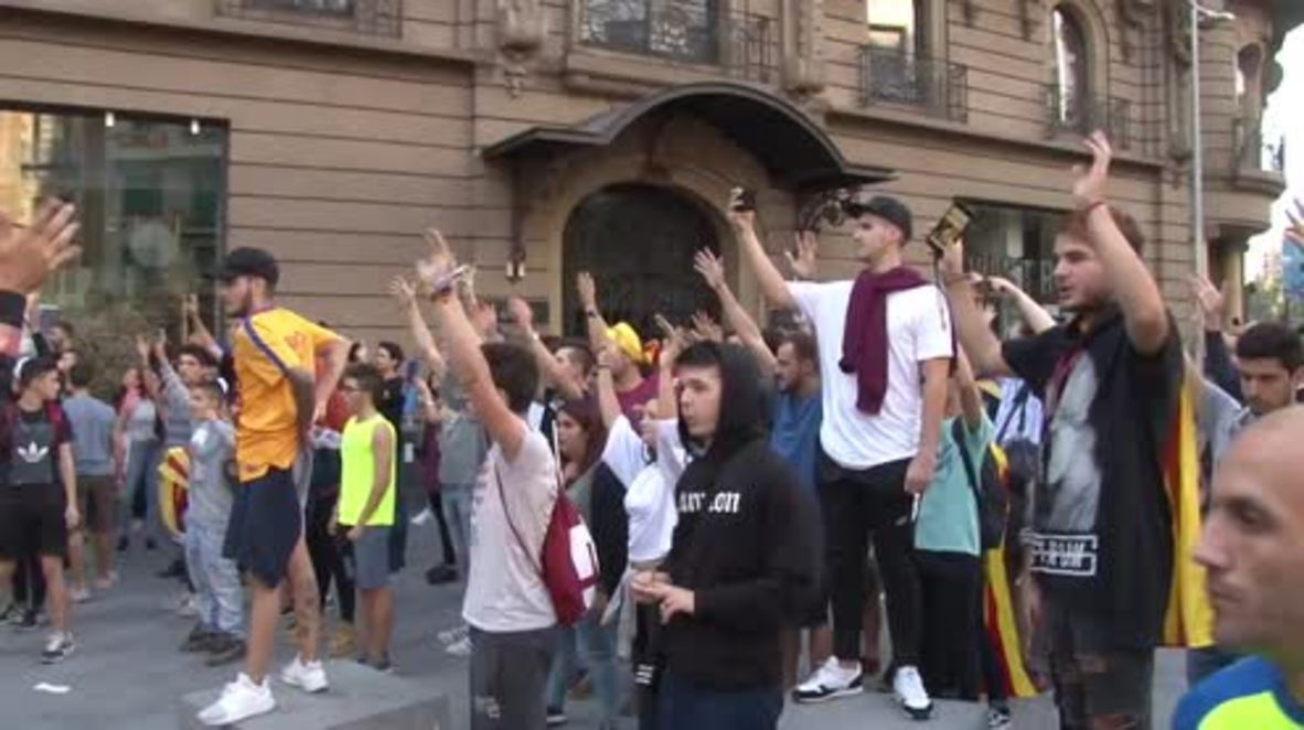 Spain: Thousands of pro-Catalan protesters rally outside regional police HQ