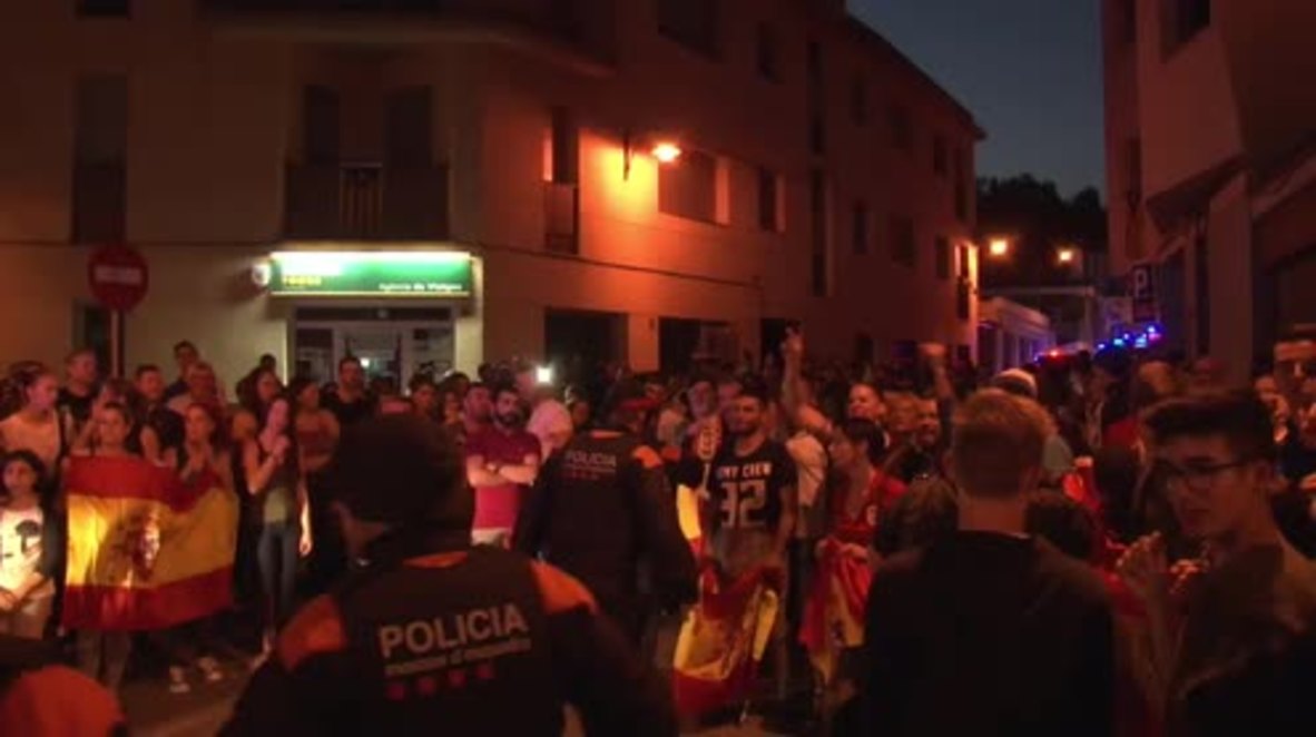 Spain: Unionists cheer on police presence in Pineda del Mar