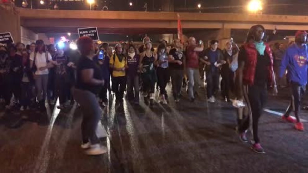 USA: 143 protesters arrested for blocking St Louis highway