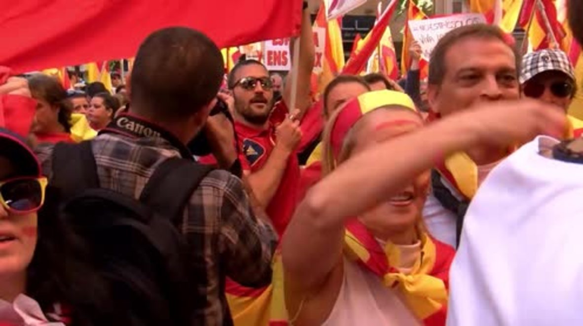España: Manifestantes unionistas expresan su agradecimiento a la Guardia Civil