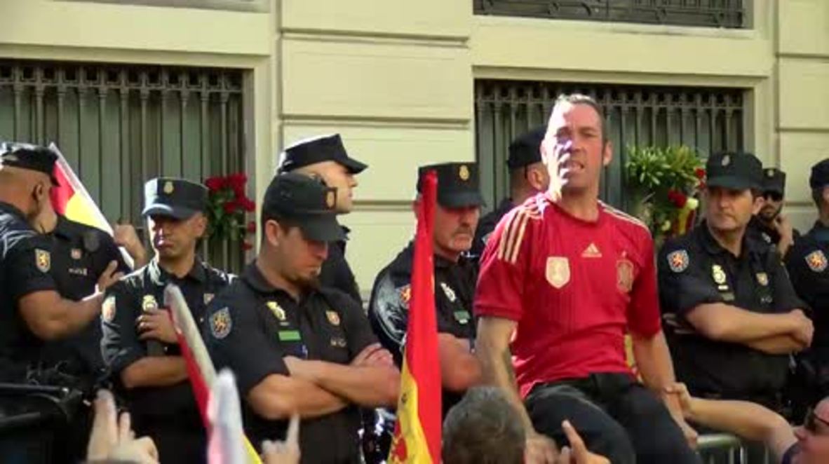 Spain: Nazi salutes given at anti-Catalan independence rally in Barcelona