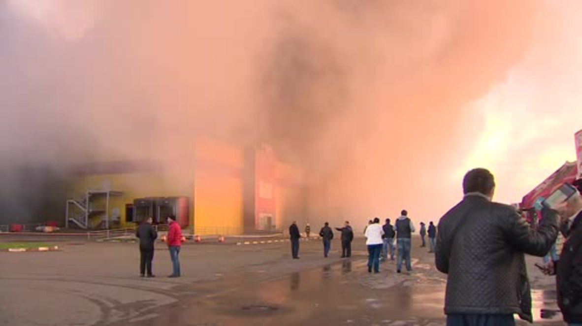Rusia: Fuerte incendio consume un centro comercial en Moscú