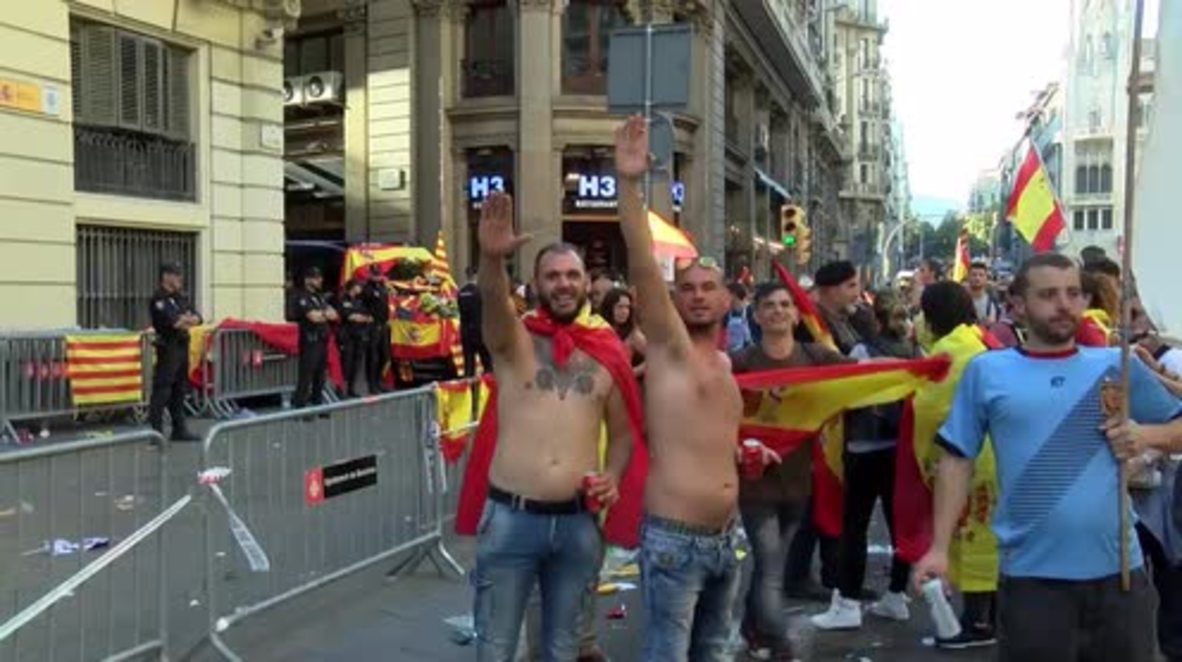 Spain: Unionist protesters give Nazi salutes during Barcelona anti-independence rally