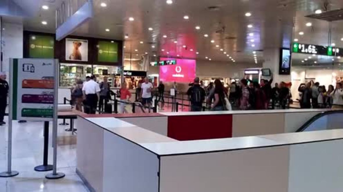 Spain: Podemos' Iglesias heckled by nationalist protesters at Barcelona station