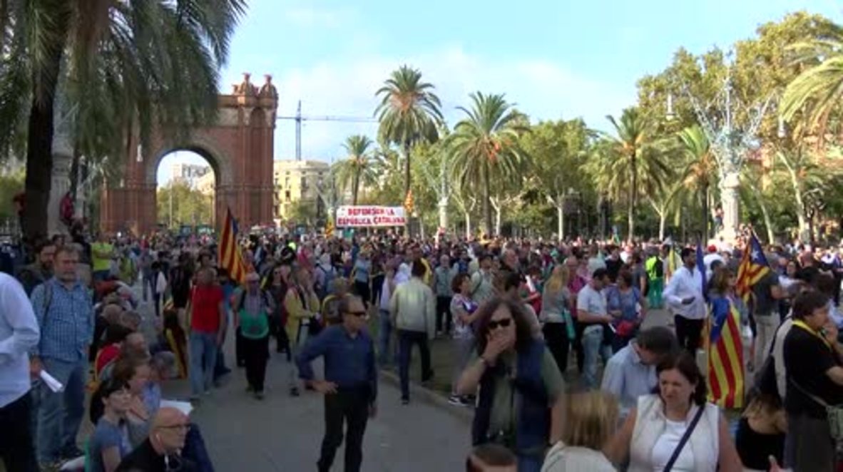Spain: Thousands nervously await Puigdemont's address