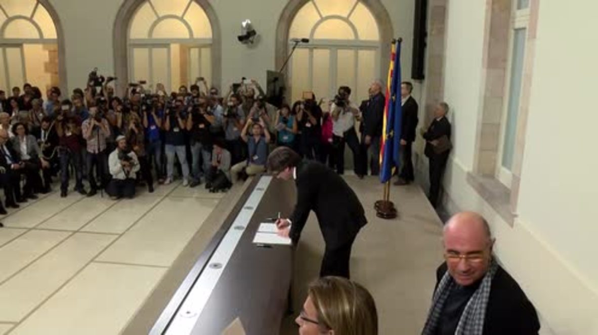 Spain: Puigdemont signs postponed 'declaration of independence'