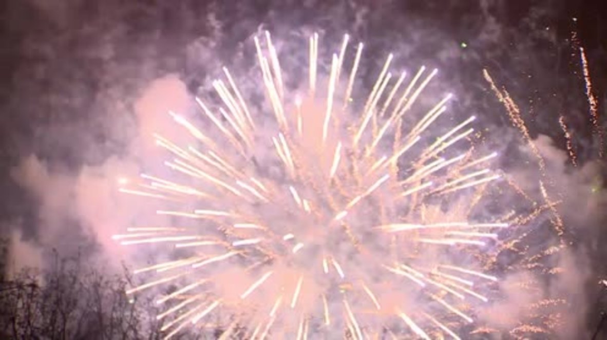 Rusia: Fuegos artificiales iluminan Moscú celebrando el inicio del Festival Mundial de la Juventud y los Estudiantes