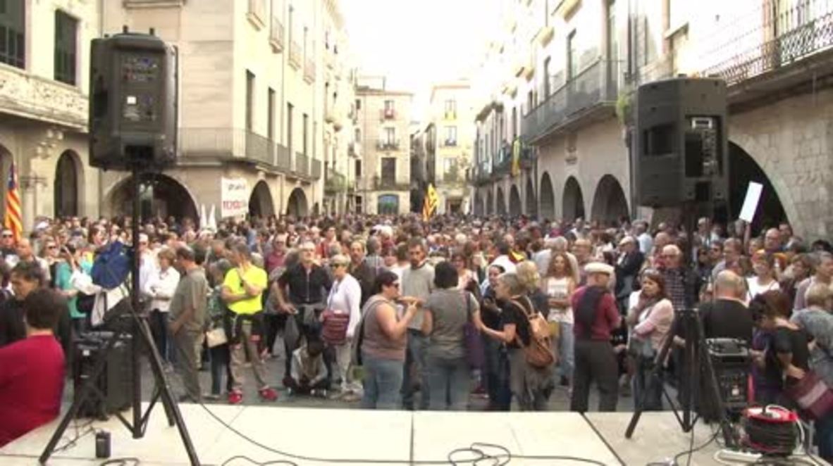 España: Cientos de personas protestan contra el diálogo con Madrid en Girona, Cataluña.