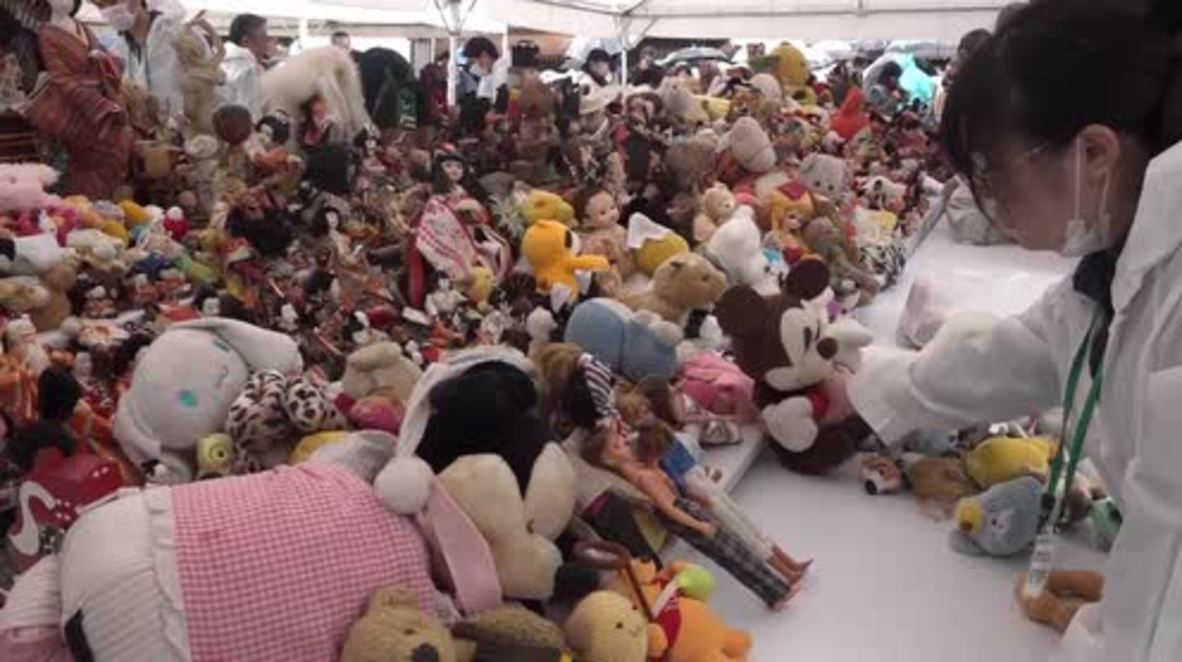 RIP! Tokyo dolls go SIX FEET UNDER in peculiar doll-burying ceremony