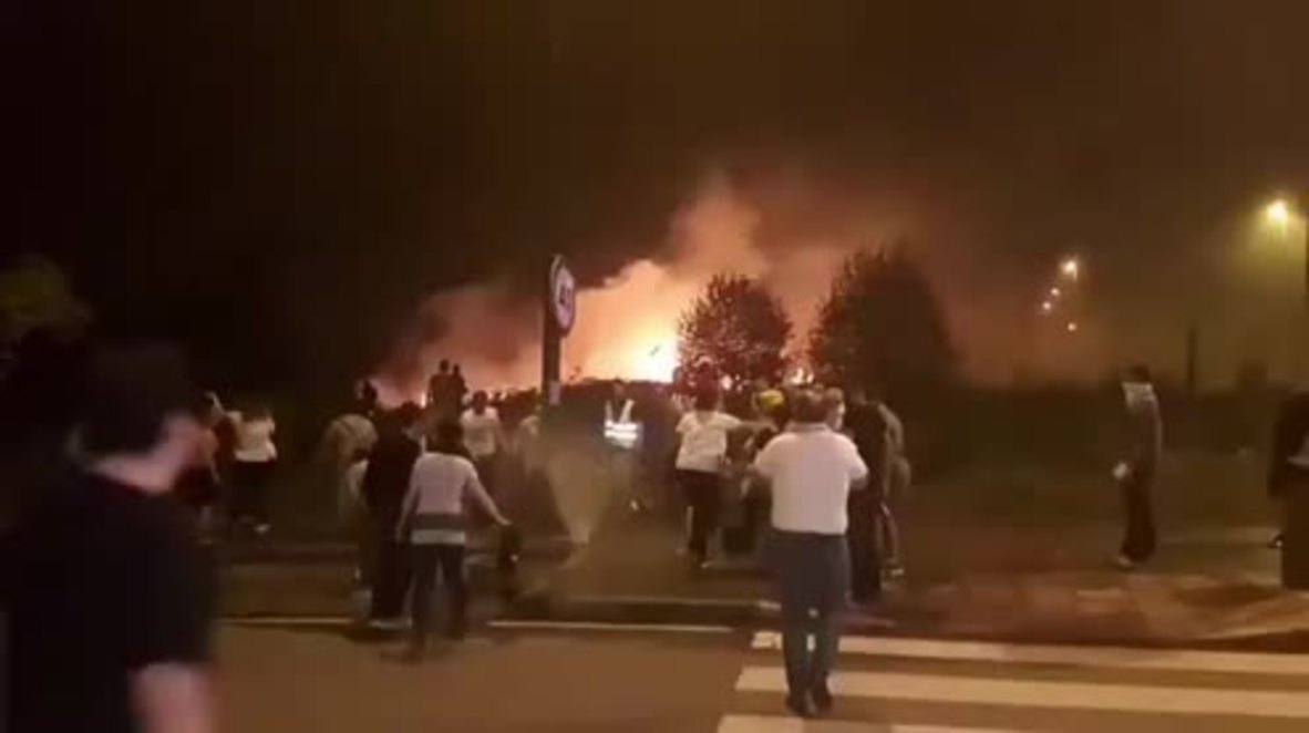 Spain: Dramatic footage of locals battling fires in Vigo