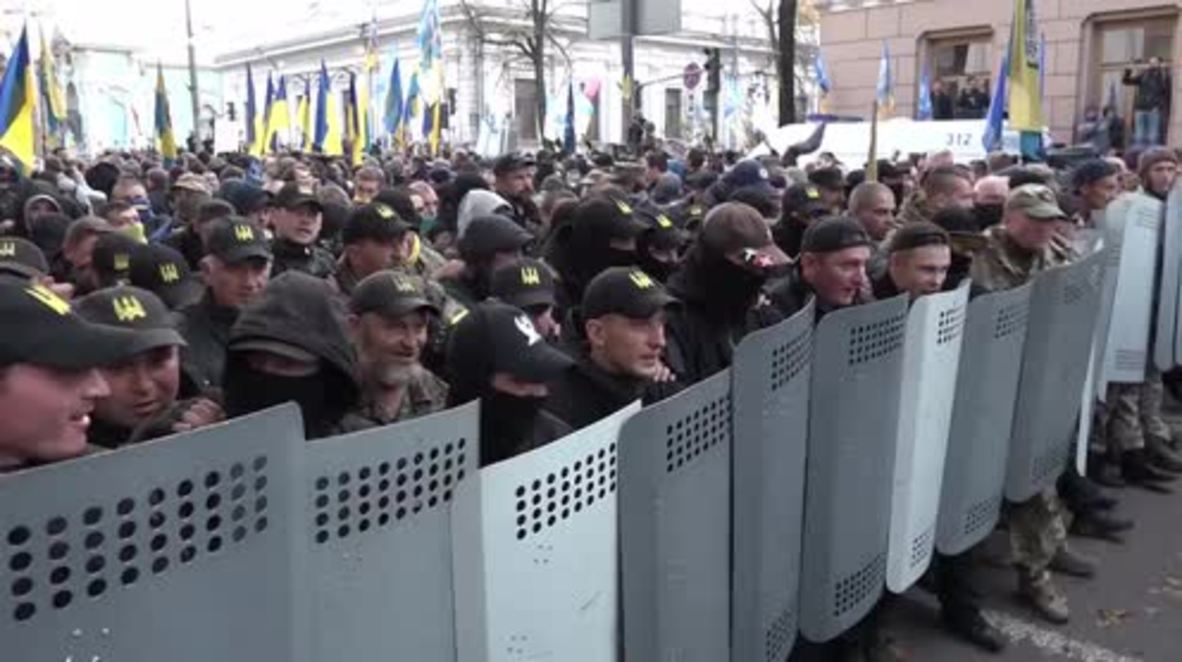 Ukraine: Shield wall protects protesters setting up camp outside parliament