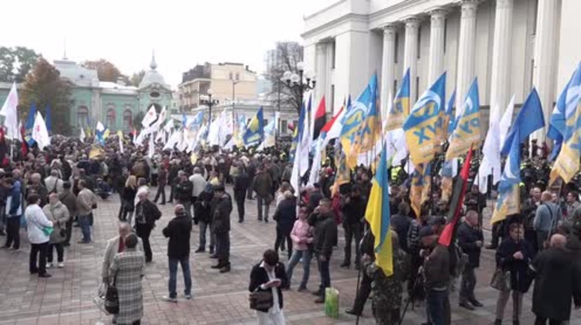 Ukraine: Around 1000 continue anti-corruption protest outside parliament