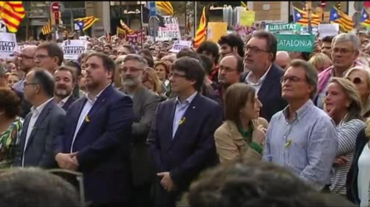 Spain: Catalan leaders sing anthem during Barcelona protest