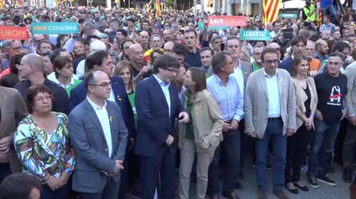España: Miles exigen libertad para los líderes de la independencia catalana en Barcelona