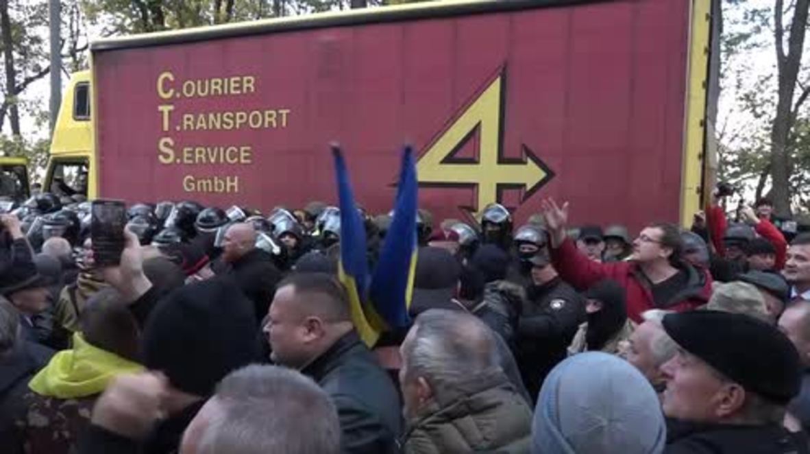 Ucrania: Enfrentamientos entre manifestantes anti-corrupción y policía al lado del Parlamento.