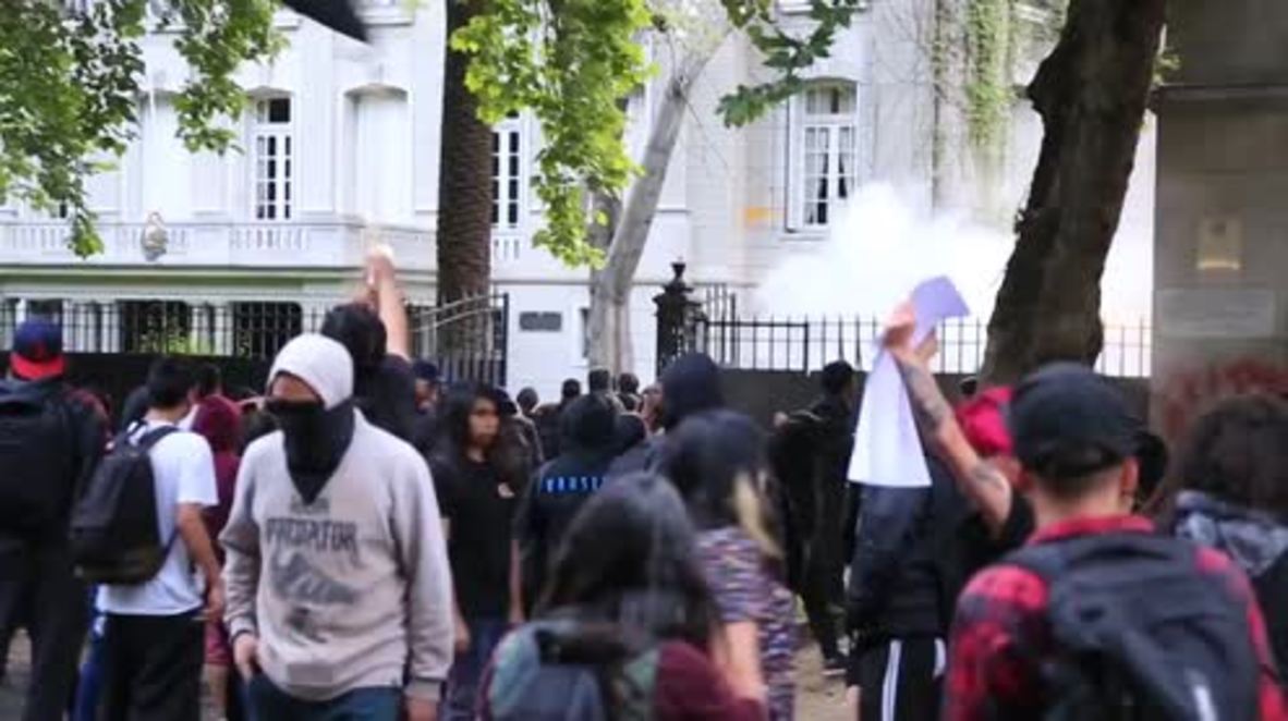Chile: Smoke bombs soar outside Argentinian Consulate in Santiago in protest for Maldonado