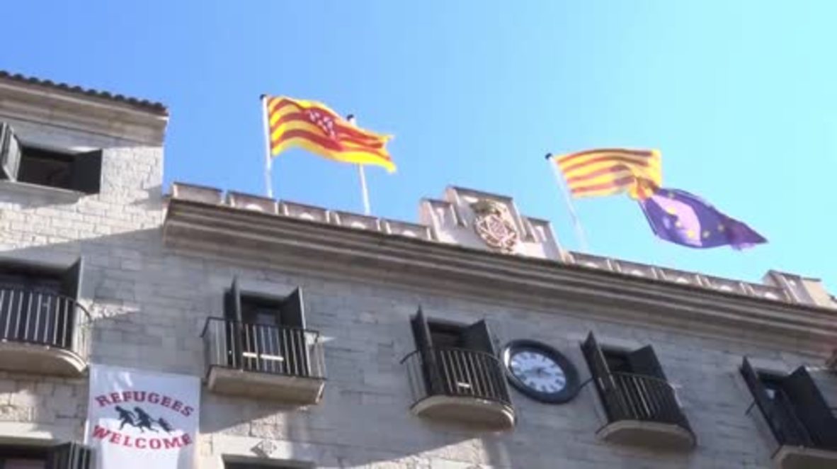 Spain: Spanish flag removed from Girona city hall following Catalonia independence vote