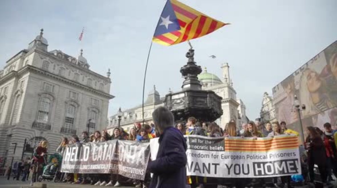Reino Unido: Decenas se manifiestan en Londres en apoyo de la independencia catalana.