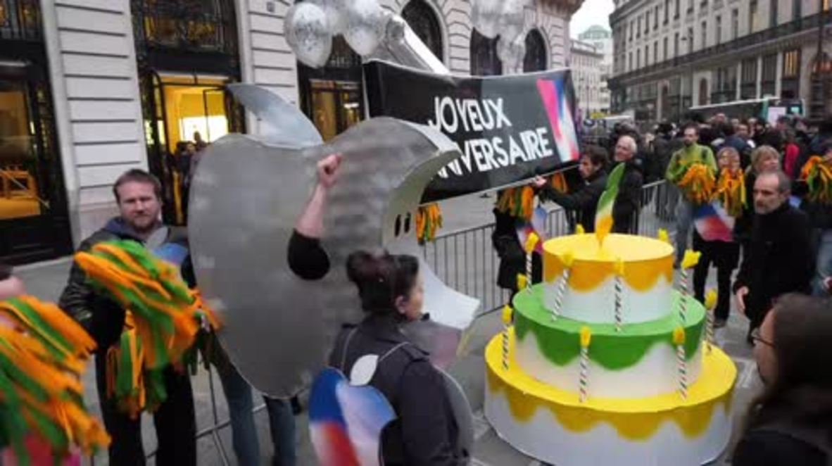 France: ‘Rotten’ Apple: Protests over tax evasion hit flagship Paris store