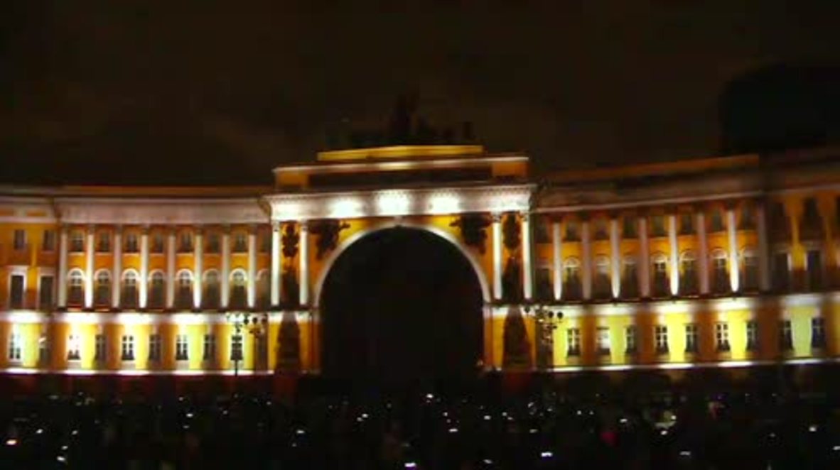 Rusia: Iluminan el Palacio de Invierno de San Petersburgo para el centenario de la Revolución.