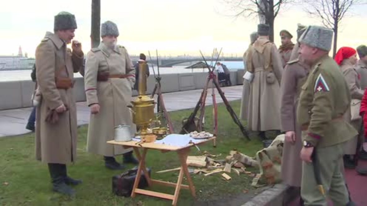Russia: St. Petersburg embankment goes back in time to mark 1917 Revolution