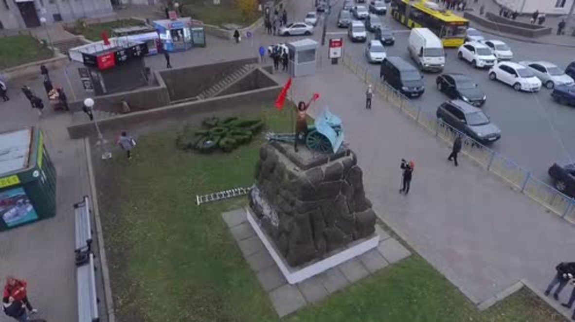 Ukraine: Feminists go topless to commemorate October Revolution