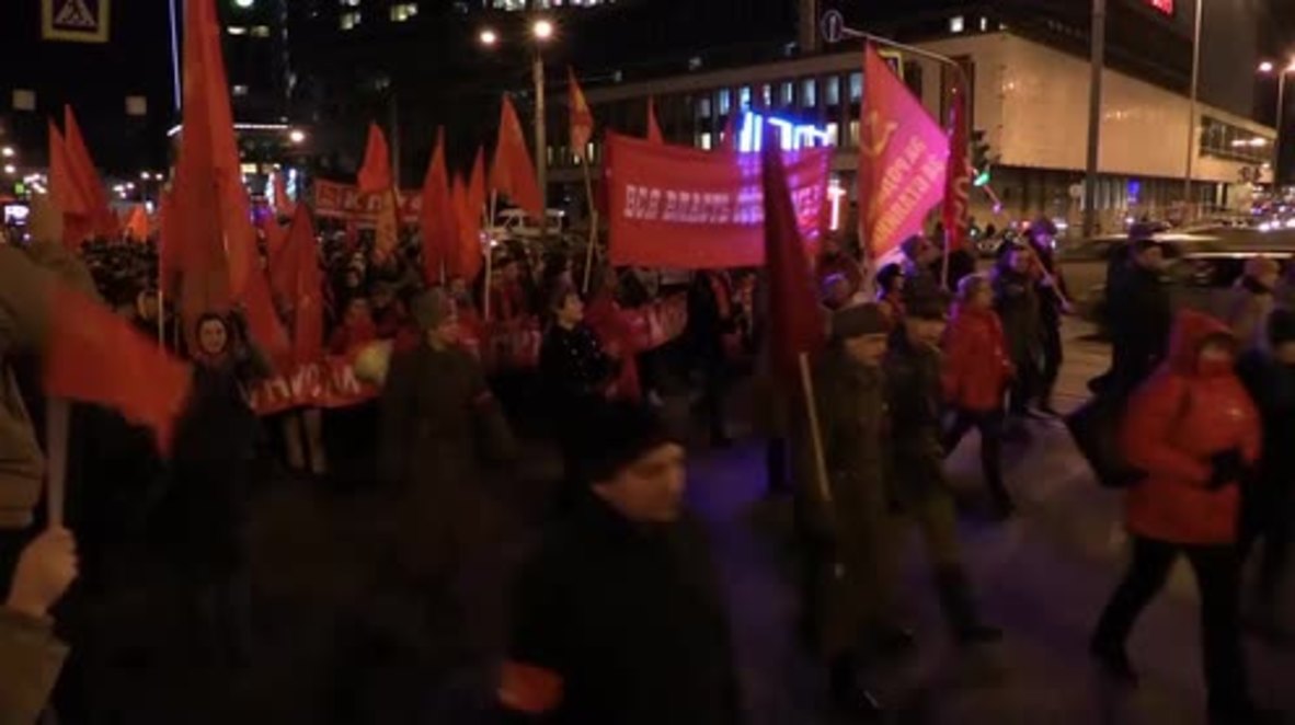 Russia: St. Petersburg march honours 100th anniversary of October Revolution