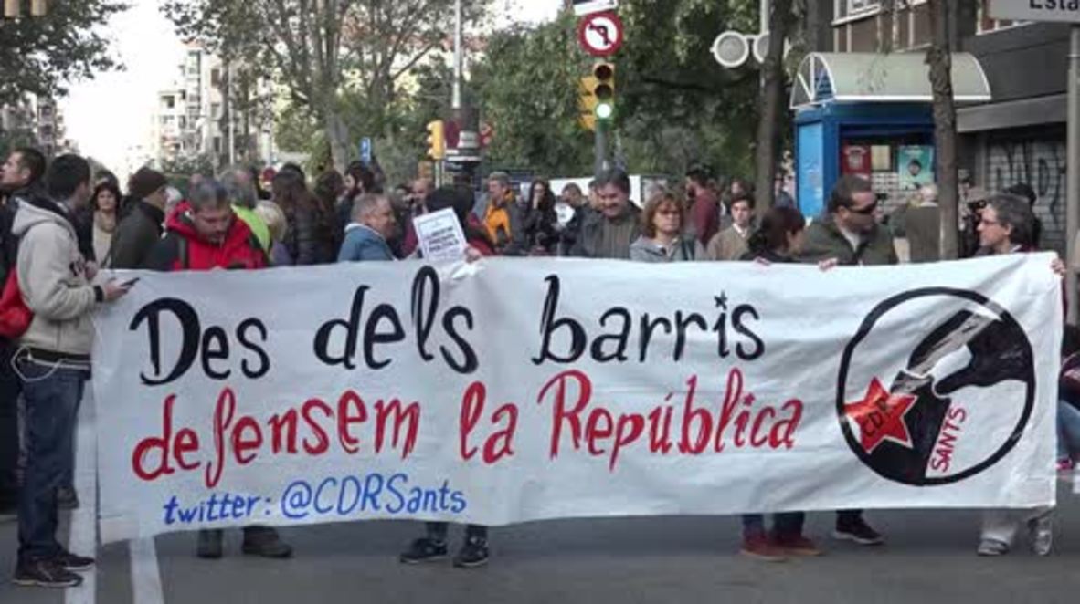 Spain: 'No to 155' - Catalan secessionists block Barcelona high street