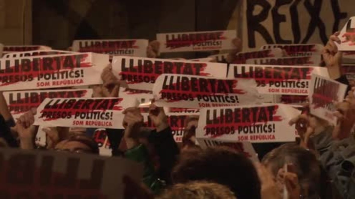 Spain: Thousands flood into Placa del Vi as protests to release jailed Catalan leaders escalate