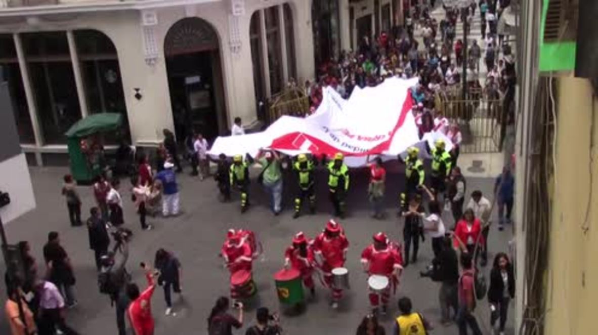 Peru: Supporters show off giant Peru football shirt in Lima ahead of crucial WC qualifier