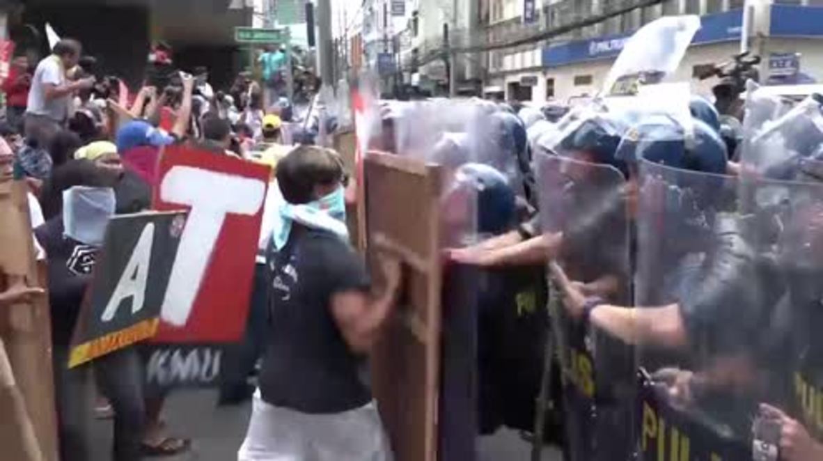 Philippines: Violence break out between police and Trump protesters ahead of President’s visit