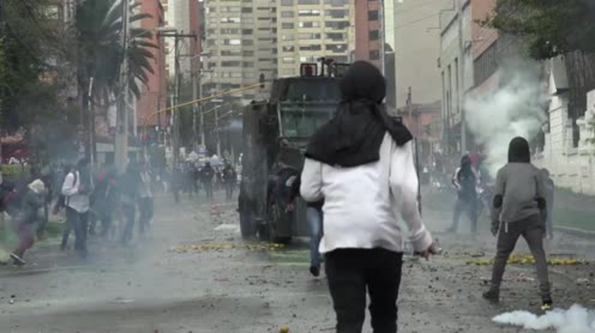 Colombia: Masked students throw rocks at police in violent Bogota clashes