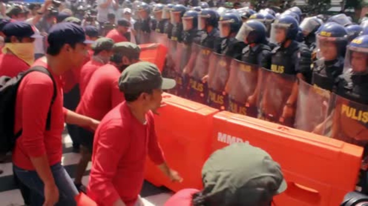 Filipinas: Manifestantes se enfrentan con la policía durante la protesta contra la visita de Trump