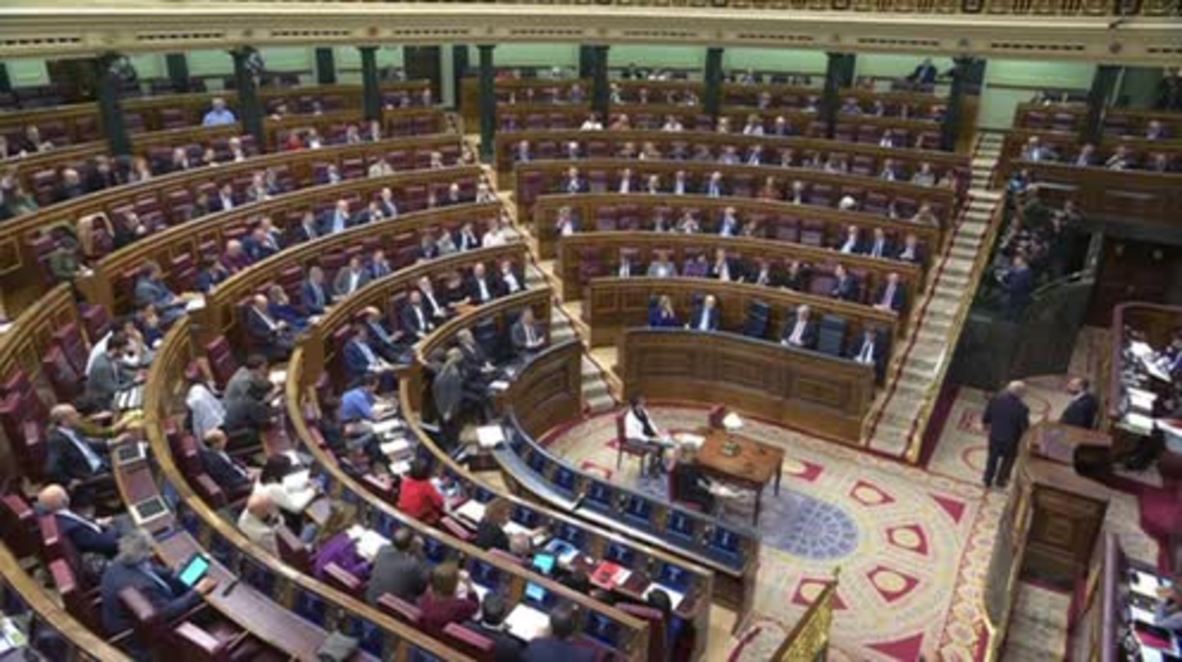 Spain: Catalan MP brandishes handcuffs to Congress in jibe at Rajoy