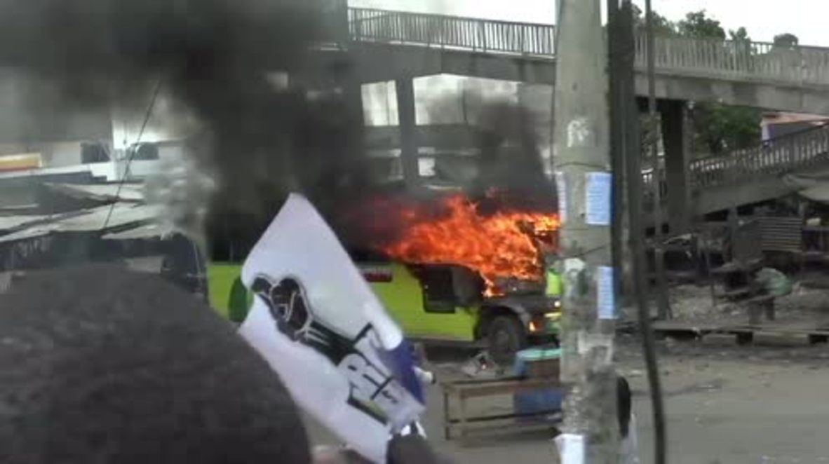 Kenya: Bus set ablaze, tear gas billows as opposition clash with security forces