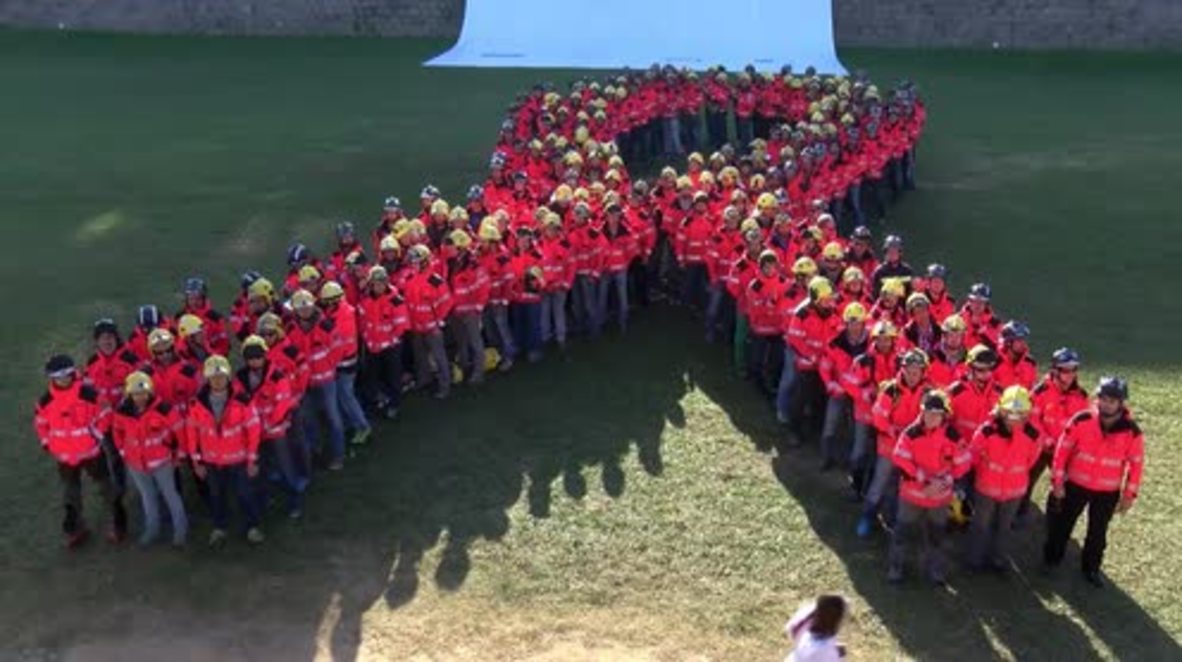 Spain: Catalan firefighters form 'awareness ribbon' in protest against Article 155