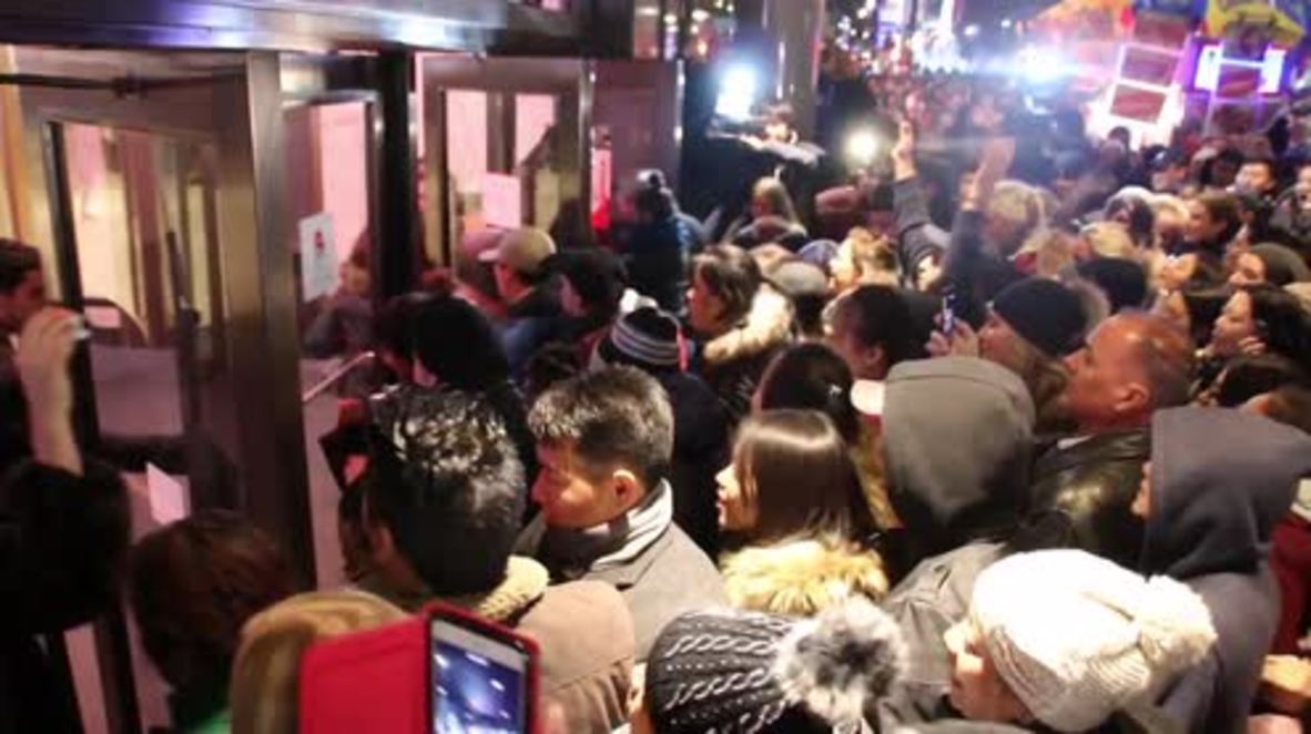 USA: Hundreds race to Macy's for Black Friday