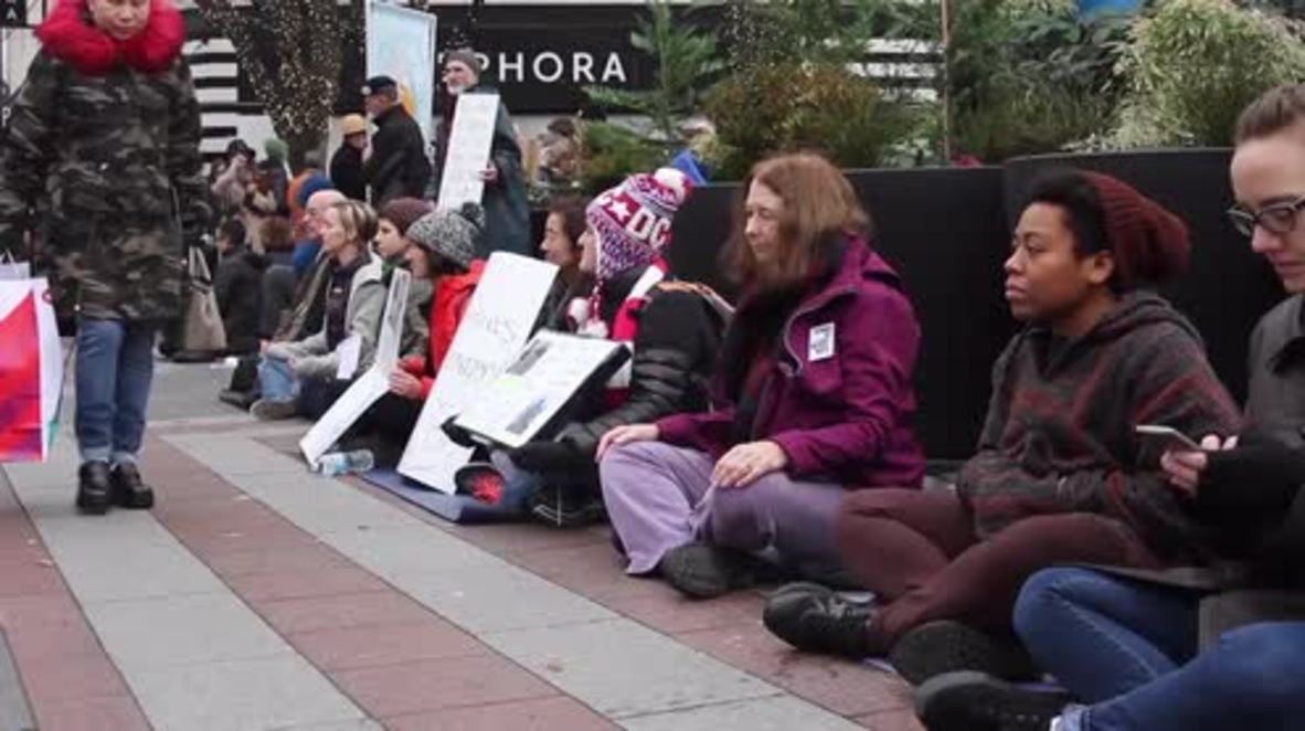 USA: 'Hold police accountable' - BLM activists rally on Black Friday in Seattle