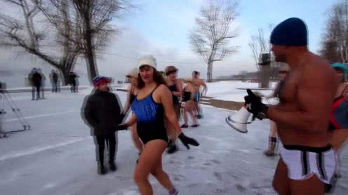 Russia: Runners strip in minus 24 degrees for lung-busting race