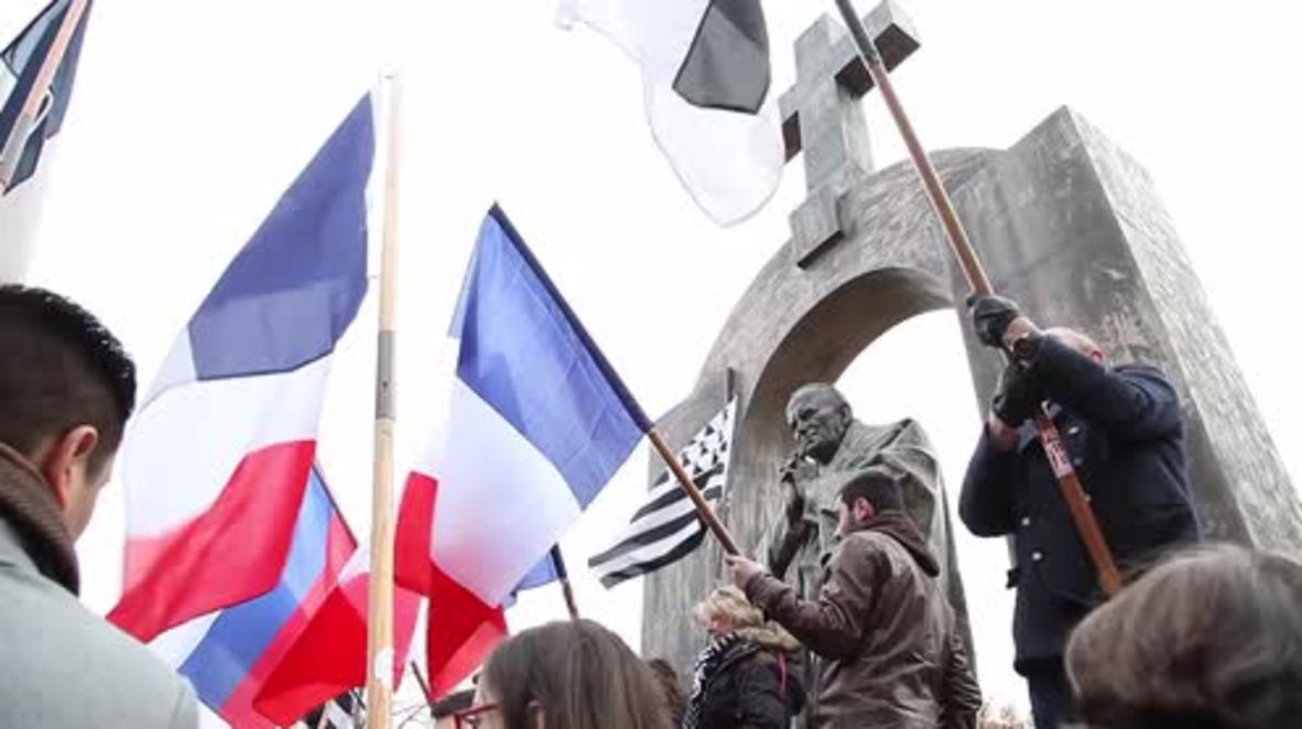 France: Catholics bear cross over removal of town cross