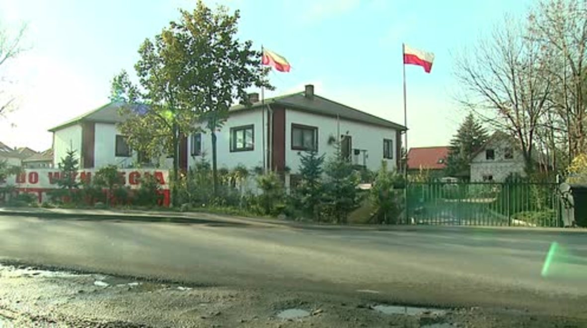 Poland: Wroclaw residents react to 'ban on entry to Jews' hostel banner