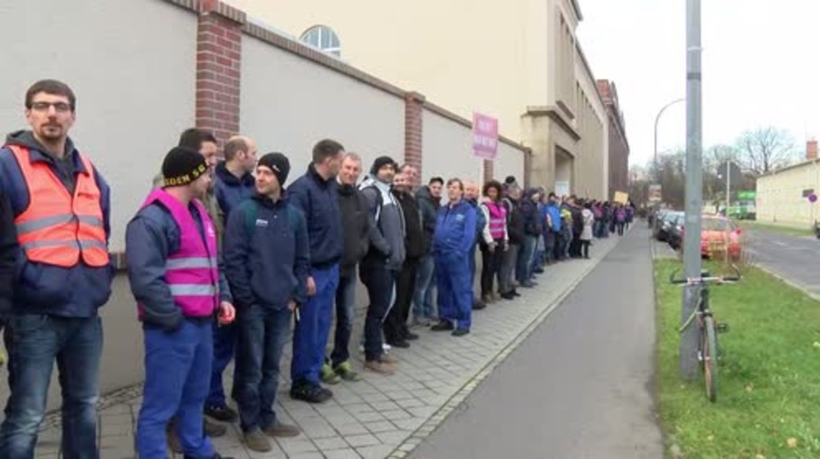 Germany: Human chains built to protest planned Siemens closure in Gorlitz