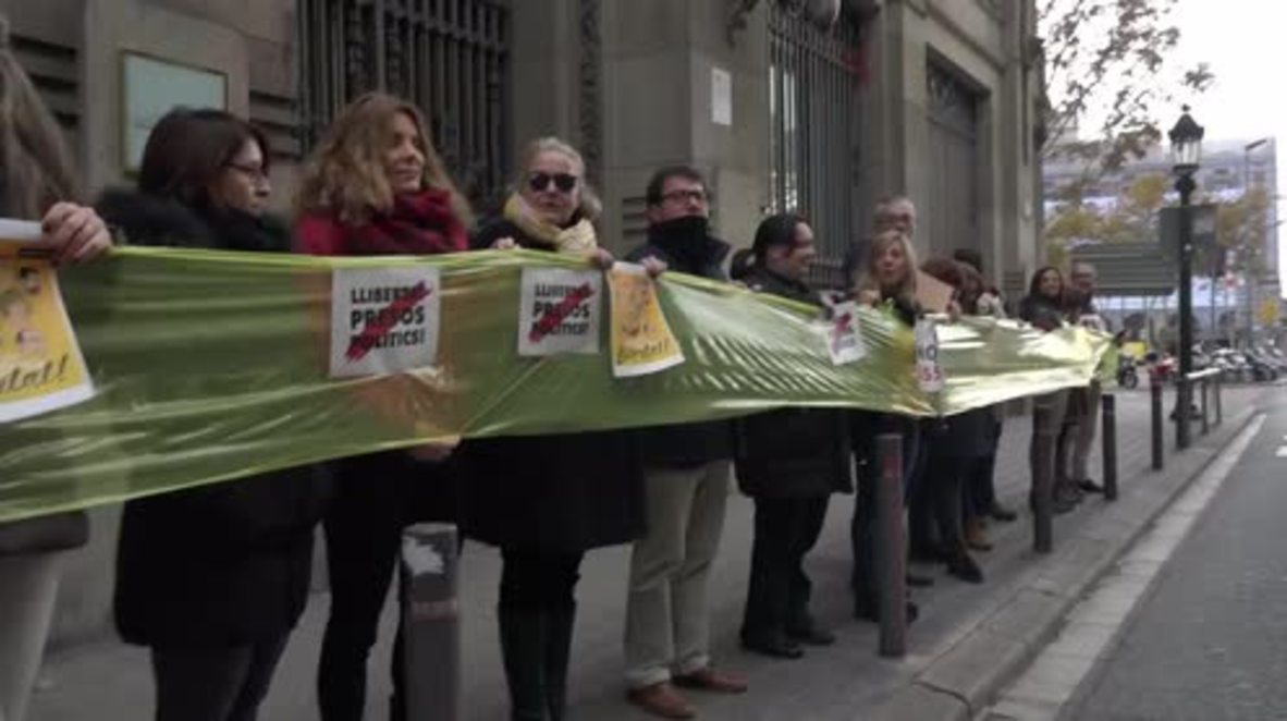 España: Manifestación en Barcelona mientras los líderes catalanes encarcelado comparecen en el tribunal