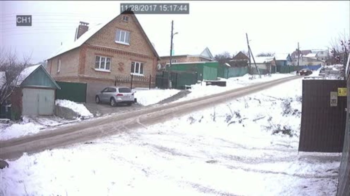 Rusia: Hombre corre desesperado mientras su coche se desliza montaña abajo sin control