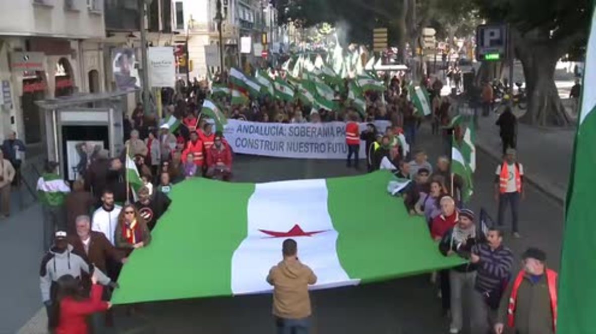 España: Manifestantes andaluces piden mayor soberanía durante una manifestación multitudinaria en Málaga