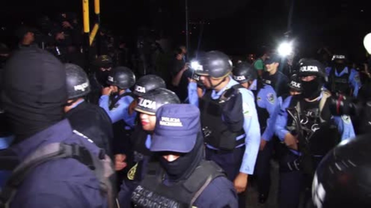 Honduras: Policía declara huelga ante supuesto fraude electoral.